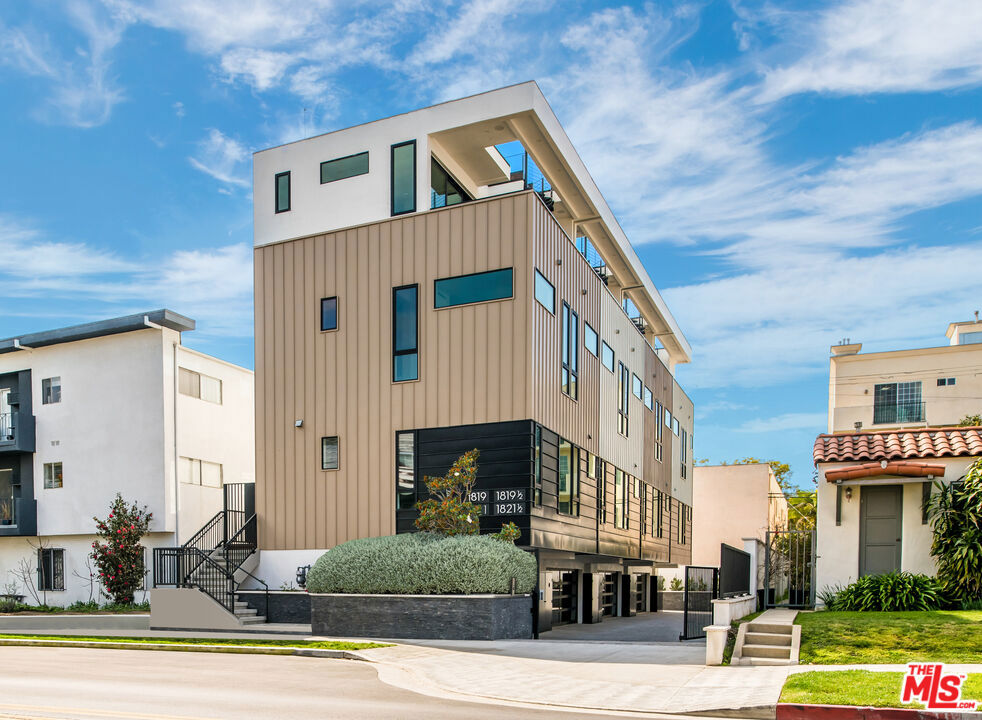 1/2 Veteran Avenue