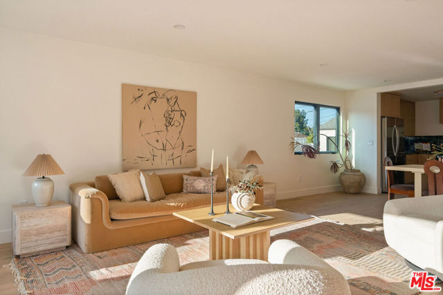3820 S Burnside Avenue, Los Angeles CA: https://media.crmls.org/mediaz/7b62b339-f1b8-45ce-8603-46b9cb7e6931.jpg
