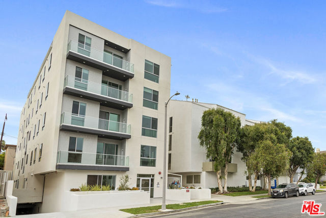 11727 Kiowa Avenue, Los Angeles CA: https://media.crmls.org/mediaz/7b63e58c-55f2-4fae-a34c-fb2c1d3e7d9f.jpg
