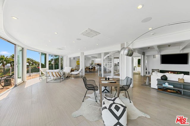6375 Gayton Place, Malibu CA: https://media.crmls.org/mediaz/7b63ea72-be27-4b93-8115-63c74e26853e.jpg