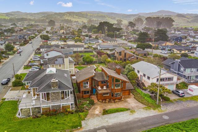 861 Railroad Avenue, Half Moon Bay CA: https://media.crmls.org/mediaz/7b641c91-ecea-4106-a000-0d0b7a8470a7.jpg