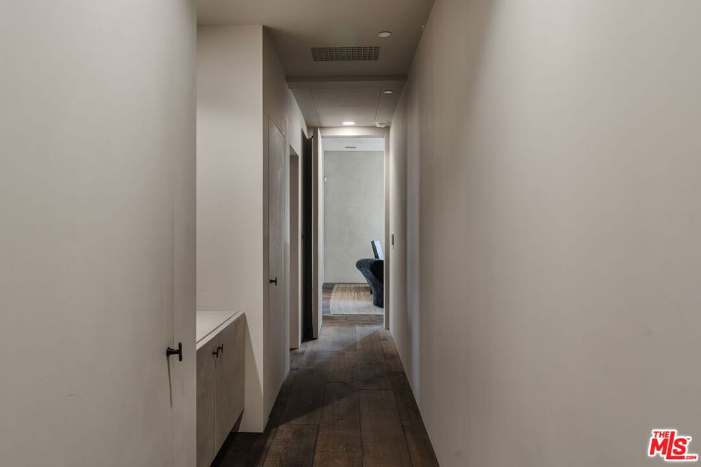 https://media.crmls.org/mediaz/7b648b1b-da6e-413e-90f2-d79c38b4c8d9.jpg?preset=X-Large