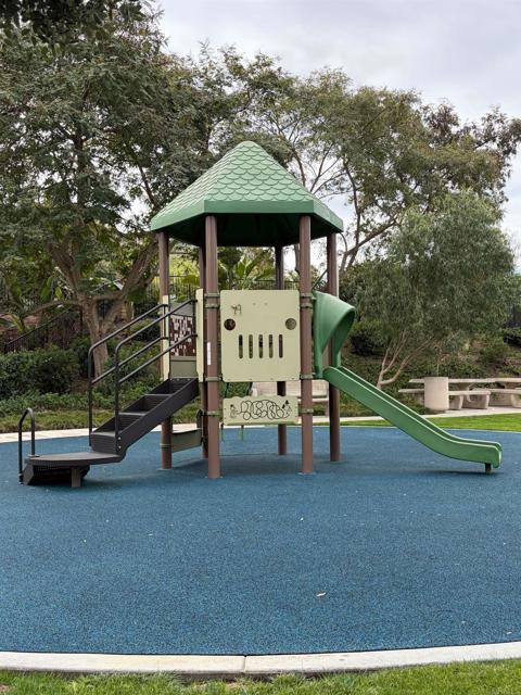 Detail Gallery Image 2 of 3 For 219 Flores Ln, Vista,  CA 92083 - 4 Beds | 2/1 Baths