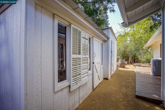 24 Ray Ct, Alamo CA: https://media.crmls.org/mediaz/7b65e77a-f1a9-4bb9-830e-370d7447945b.jpg