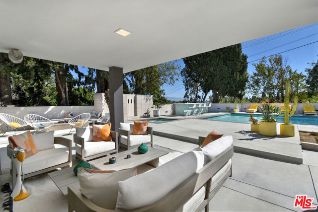 20150 Delita Drive, Woodland Hills CA: https://media.crmls.org/mediaz/7b669192-b3c1-4188-bcd8-455a9ad1ee06.jpg