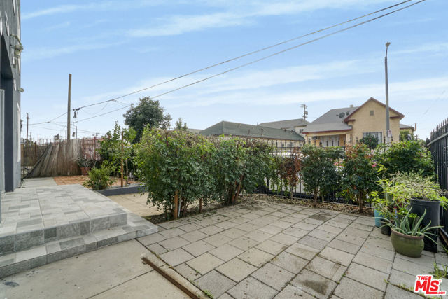 120 N Avenue 25, Los Angeles CA: https://media.crmls.org/mediaz/7b66f112-a26e-439f-a122-020a7e45db52.jpg