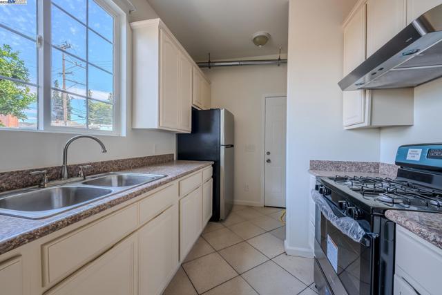 1437 25Th Ave, Oakland CA: https://media.crmls.org/mediaz/7b683e97-5aec-4bbe-b987-48ff60dc25f8.jpg