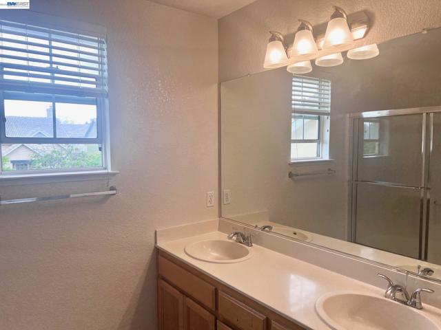 1420 Teakwood Way, Tracy CA: https://media.crmls.org/mediaz/7b6870f4-1e22-415a-a082-2cdfa3ba341b.jpg