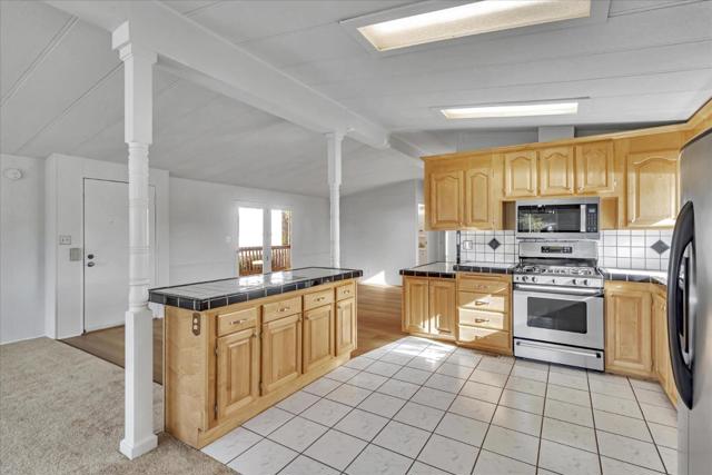 22 Canada Cove Avenue, Half Moon Bay CA: https://media.crmls.org/mediaz/7b6882e7-82ce-478c-be71-c4b122c8b0c3.jpg