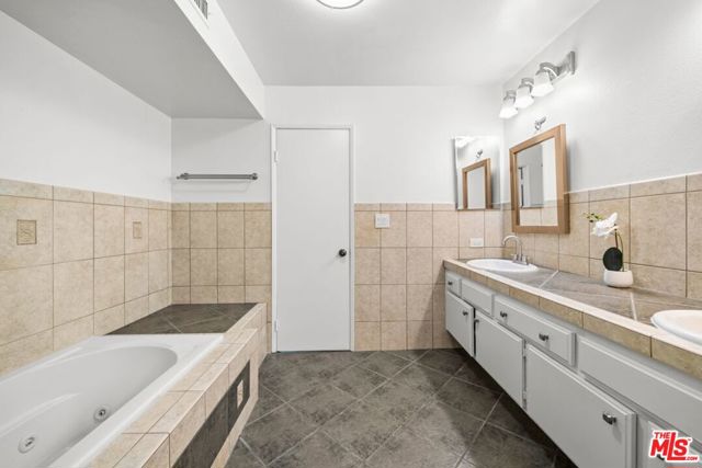 5840 Etiwanda Avenue, Tarzana CA: https://media.crmls.org/mediaz/7b6a649e-e6cd-4b83-955e-30054262c10e.jpg