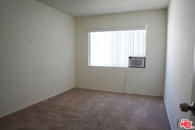 18444 Collins Street, Tarzana CA: https://media.crmls.org/mediaz/7b6ab919-549b-4a6d-bc26-065581232bc6.jpg