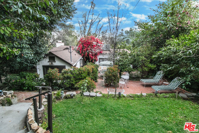 13384 Contour Drive, Sherman Oaks CA: https://media.crmls.org/mediaz/7b6b6ead-0721-402b-bd12-8e628818dd02.jpg
