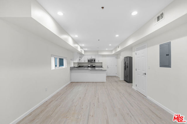 1409 N Hobart Boulevard, Los Angeles CA: https://media.crmls.org/mediaz/7b6ca044-275c-47f2-b1b5-1331d404600a.jpg