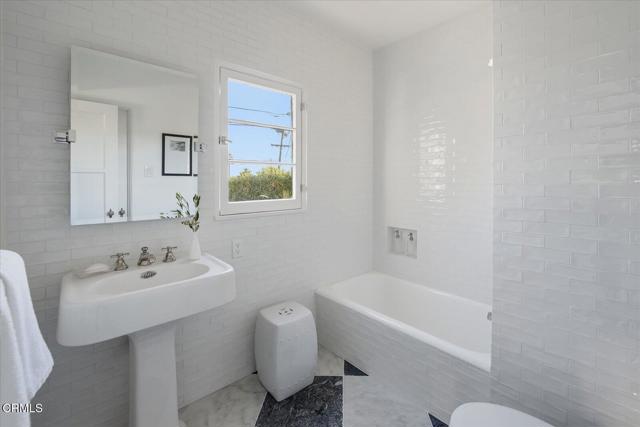 Detail Gallery Image 25 of 69 For 1110 E Mountain St, Glendale,  CA 91207 - 4 Beds | 3 Baths