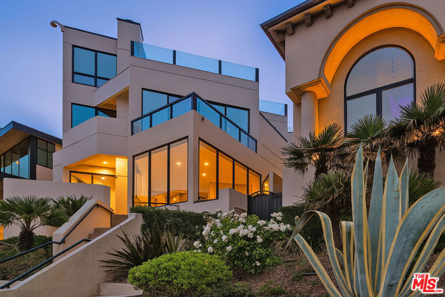 734 Esplanade, Redondo Beach, California 90277, 2 Bedrooms Bedrooms, ,2 BathroomsBathrooms,Residential,For Sale,Esplanade,25559139