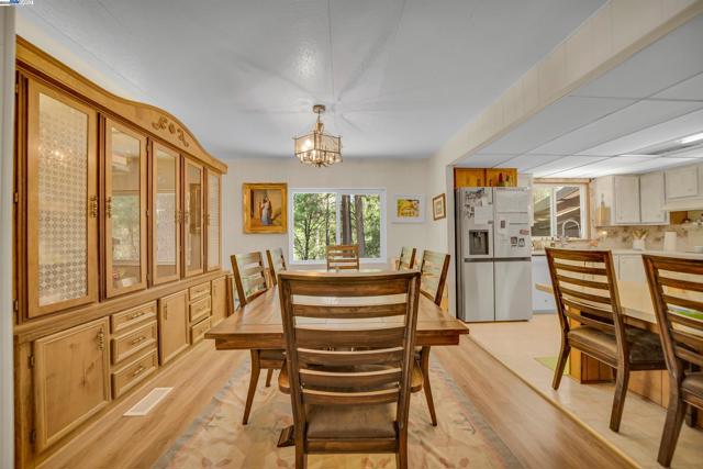 13567 Raccoon Mountain Rd, Grass Valley CA: https://media.crmls.org/mediaz/7b6dc1f1-3a02-44a1-8740-197f7438fa64.jpg