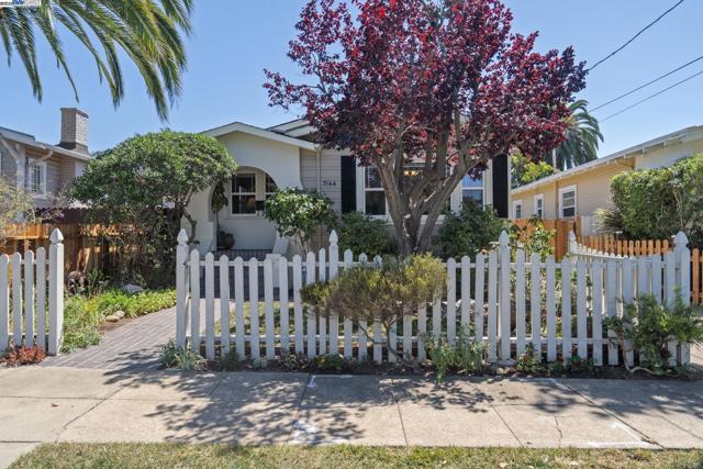 3144 60Th Ave, Oakland CA: https://media.crmls.org/mediaz/7b6df8d2-ffa1-4f36-b797-e1787e64e16b.jpg