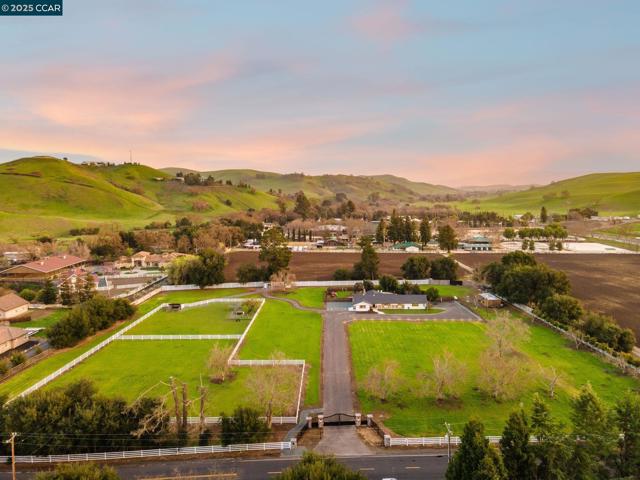 5400 Johnston Rd, Danville CA: https://media.crmls.org/mediaz/7b6e0cda-474b-44f7-987e-b9c56e58d9b5.jpg