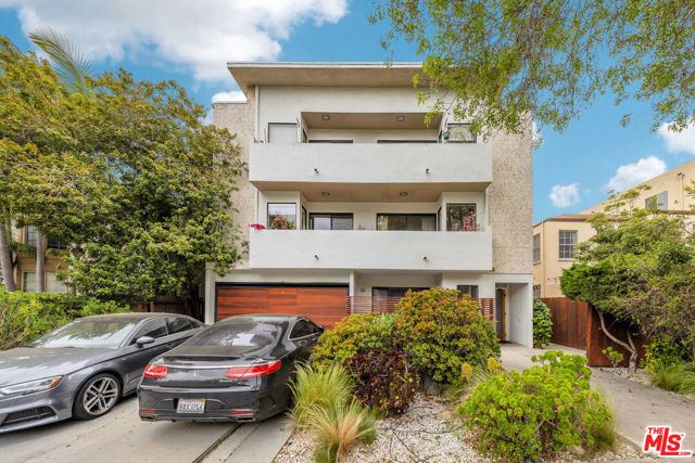 1331 Roxbury Drive, Los Angeles CA: https://media.crmls.org/mediaz/7b6e5fe2-fc5e-4a07-8730-2b103499b22c.jpg