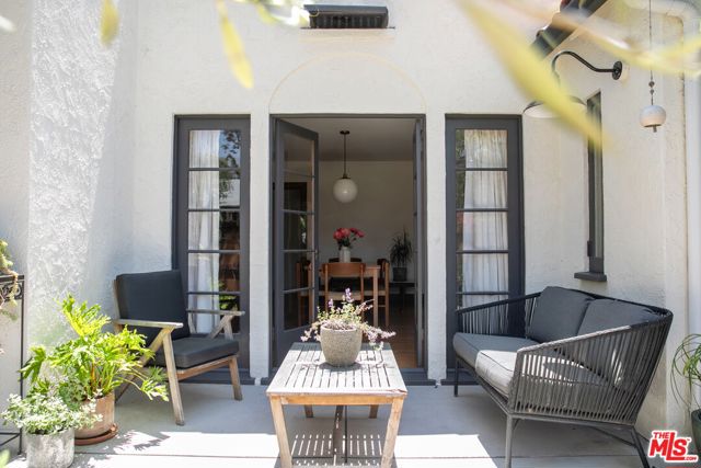 898 N Chester Avenue, Pasadena CA: https://media.crmls.org/mediaz/7b6ef57b-e5cd-4898-9638-67582902a991.jpg