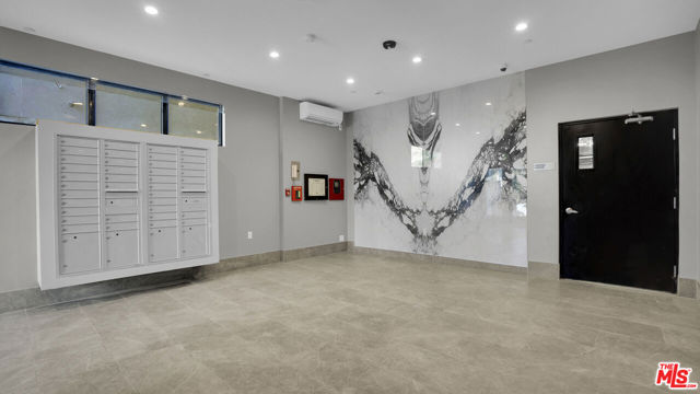 846 S Mariposa Avenue, Los Angeles CA: https://media.crmls.org/mediaz/7b6f3c1e-5efc-4a3d-9253-b31573b859d4.jpg