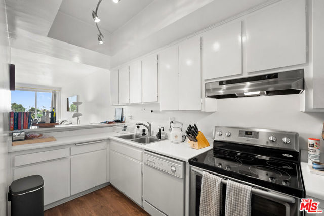 900 Euclid Street, Santa Monica CA: https://media.crmls.org/mediaz/7b6f6d98-5bb2-41fe-b16e-b805e5ed80a4.jpg