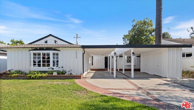 12848 Tiara Street, Valley Village CA: https://media.crmls.org/mediaz/7b7067d5-2c99-402f-afd4-9a5377abfd18.jpg