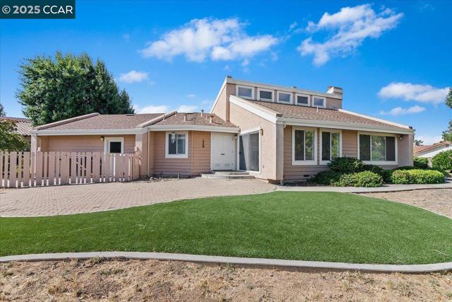 2323 Grosvenor Heights Ct, Livermore CA: https://media.crmls.org/mediaz/7b7068b6-01b5-4efa-8b46-0c6708a18460.jpg