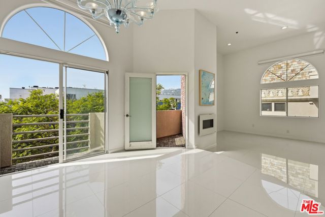 840 N Croft Avenue, Los Angeles CA: https://media.crmls.org/mediaz/7b72f3c8-7ce6-4617-ab3c-8d28924be85c.jpg