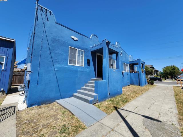 1050 37Th St, Oakland CA: https://media.crmls.org/mediaz/7b739502-69e7-4585-9a76-55d33a72e684.jpg