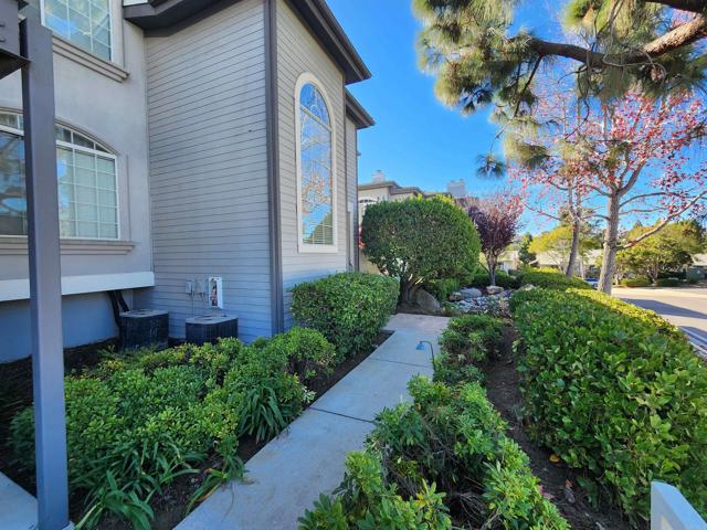 Detail Gallery Image 3 of 43 For 8597 via Mallorca #F,  La Jolla,  CA 92037 - 2 Beds | 2/1 Baths