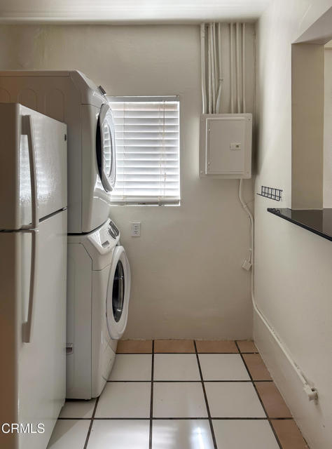 982 N Hoover Street, Silver Lake CA: https://media.crmls.org/mediaz/7b762956-6598-4e3a-837c-0eb86f080e3b.jpg