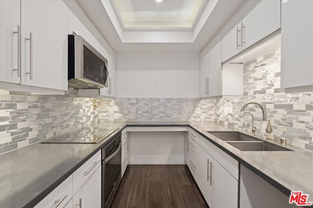 2175 S Beverly Glen Boulevard, Los Angeles CA: https://media.crmls.org/mediaz/7b76a843-76d9-4c11-a064-c7b0178fa279.jpg