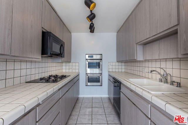22548 PACIFIC COAST Highway, Malibu CA: https://media.crmls.org/mediaz/7b776620-00c9-40a9-84b3-3040e6ac2f06.jpg