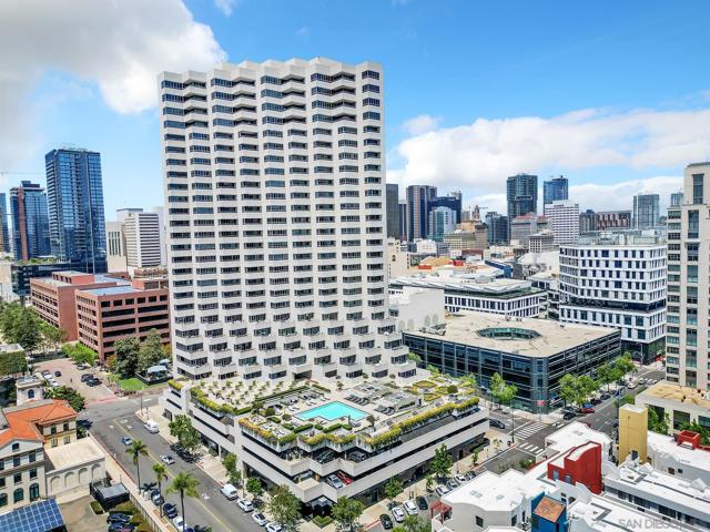 700 Front St, San Diego CA: https://media.crmls.org/mediaz/7b77f396-065b-4cf1-af7e-9acba19b1b4f.jpg