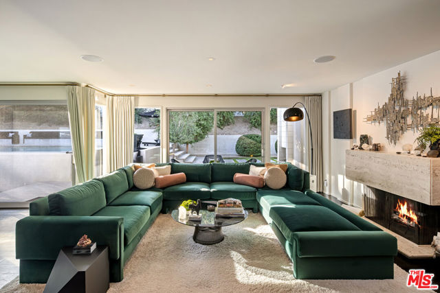 16745 Bosque Drive, Encino CA: https://media.crmls.org/mediaz/7b7825b8-280f-468a-bee5-d9b208d93bd7.jpg