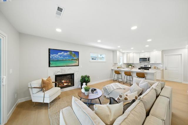 5525 Roosevelt Pl, Fremont CA: https://media.crmls.org/mediaz/7b78efd0-3676-42e3-861e-f456ed5bdfc5.jpg