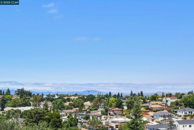 801 Laurel Ct, Rodeo CA: https://media.crmls.org/mediaz/7b790b14-a4ba-476f-8fb3-80ffc69b0c70.jpg