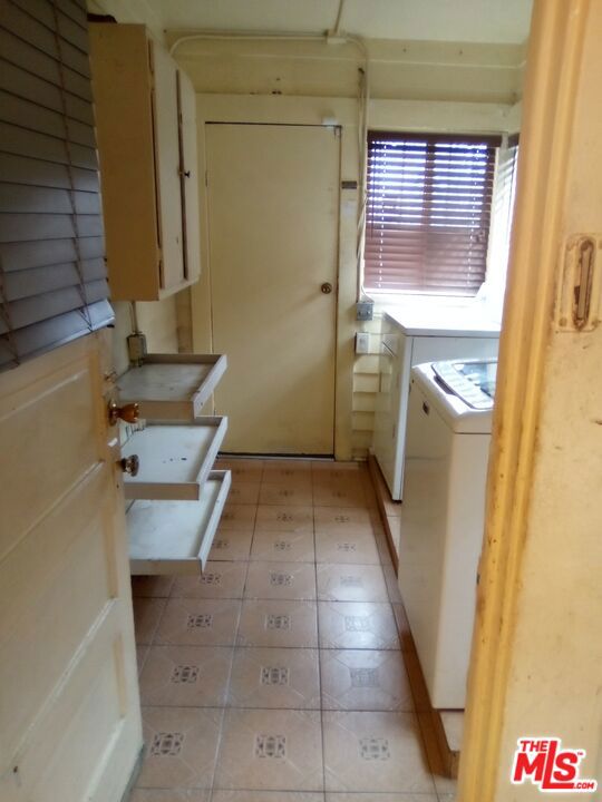 815 W 50th Street, Los Angeles CA: https://media.crmls.org/mediaz/7b796804-799b-4d28-acd9-66be291ff90d.jpg