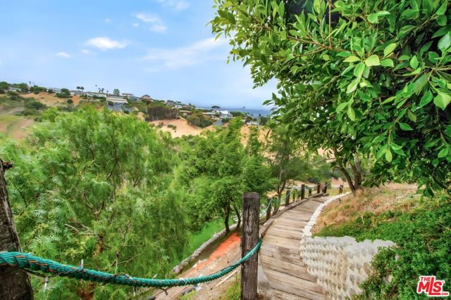 4223 Don Carlos Drive, Los Angeles CA: https://media.crmls.org/mediaz/7b7a87a8-574a-40da-8c21-1da757dfd2fb.jpg