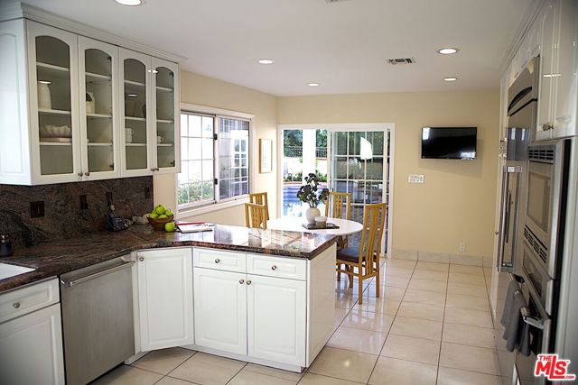 11502 Dona Teresa Drive, Studio City CA: https://media.crmls.org/mediaz/7b7a9027-01a6-4f8b-8ba8-9df5367c115a.jpg