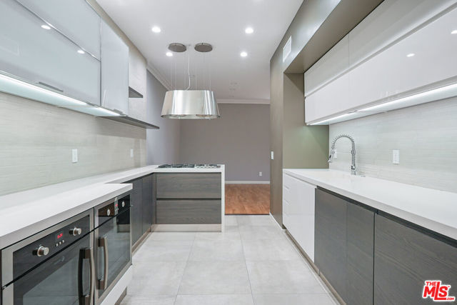 930 N Wetherly Drive, West Hollywood CA: https://media.crmls.org/mediaz/7b7ae641-9ee2-4ff4-9e33-99d6cf702cb7.jpg