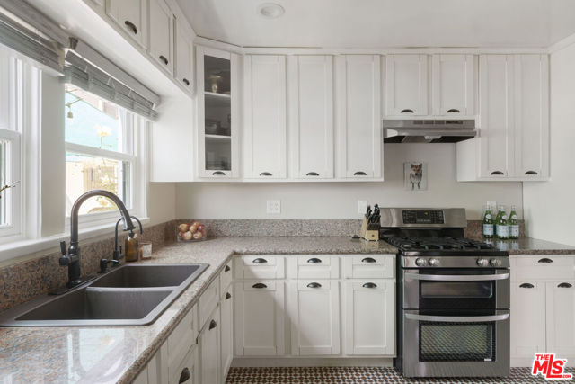 1569 S Orange Grove Avenue, Los Angeles CA: https://media.crmls.org/mediaz/7b7ae990-ccea-47f4-876c-60ee45381883.jpg