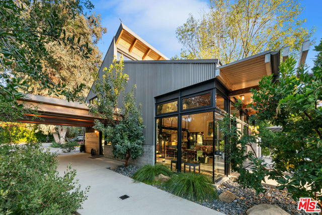 20605 Cheney Drive, Topanga CA: https://media.crmls.org/mediaz/7b7b498c-d531-40e8-acdf-2bdc13e9807b.jpg