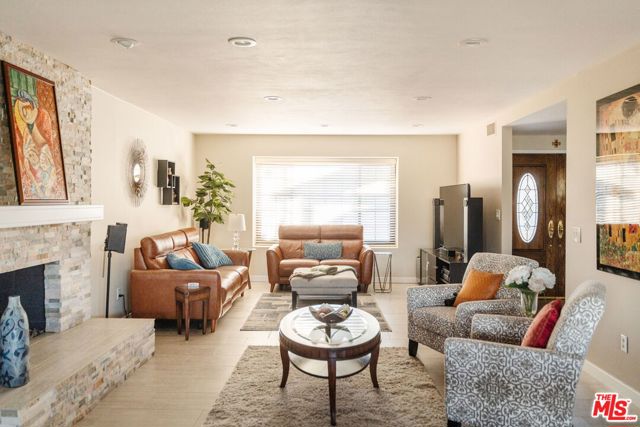 4837 Round Top Drive, Los Angeles CA: https://media.crmls.org/mediaz/7b7ceb47-ade4-4e1b-8a22-b2b655aa3025.jpg