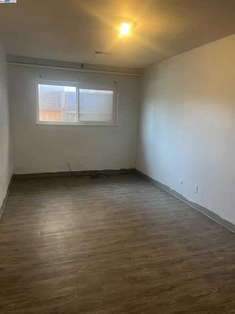 4201 West St, Oakland CA: https://media.crmls.org/mediaz/7b7d2043-4ee3-4b4b-8e73-c79fcc6bb6e1.jpg