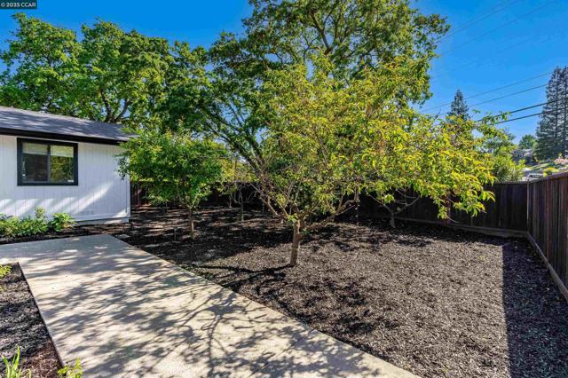 2424 San Miguel Dr, Walnut Creek CA: https://media.crmls.org/mediaz/7b7d39da-96de-4097-9072-0efc7bd708f5.jpg