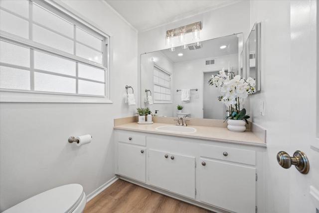 35 Mountain View Place, San Mateo CA: https://media.crmls.org/mediaz/7b7e9e3b-f55a-4272-bb67-f7cf4eb70217.jpg