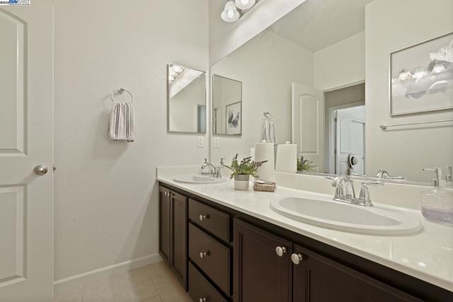 247 N Menlo Park Ct, Mountain House CA: https://media.crmls.org/mediaz/7b7f4070-a205-4a59-bf4d-849c2e4c12d2.jpg