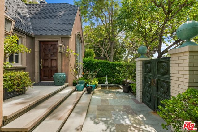 9053 Elevado Street, West Hollywood CA: https://media.crmls.org/mediaz/7b7fcd27-1cbe-4286-8076-cb0bae14ff93.jpg